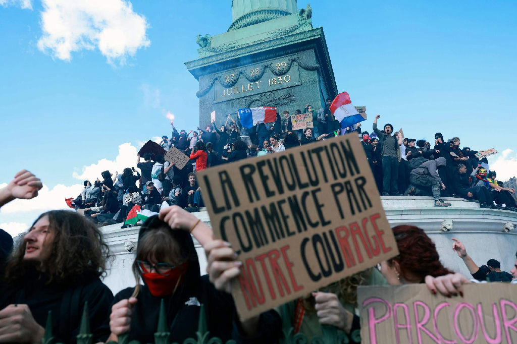 Protestos estudantis na França pressionam Macron por respostas; governo anuncia plano de emergência