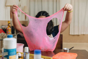 Slime caseiro: entenda os riscos ocultos nas receitas populares entre crianças