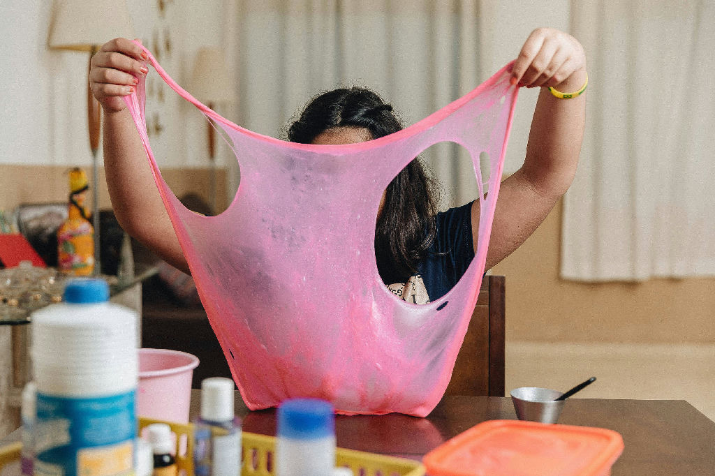 Slime caseiro: entenda os riscos ocultos nas receitas populares entre crianças