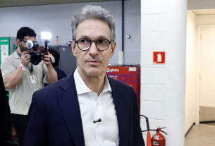 Tre-mg abre investigação contra Romeu Zema por uso de celular em cabine de votação