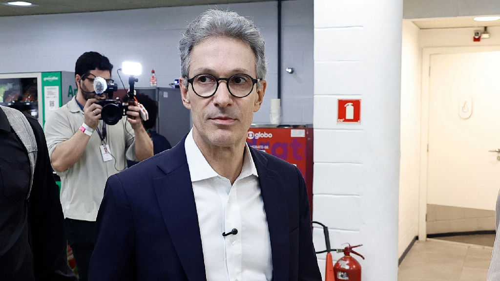 Tre-mg abre investigação contra Romeu Zema por uso de celular em cabine de votação